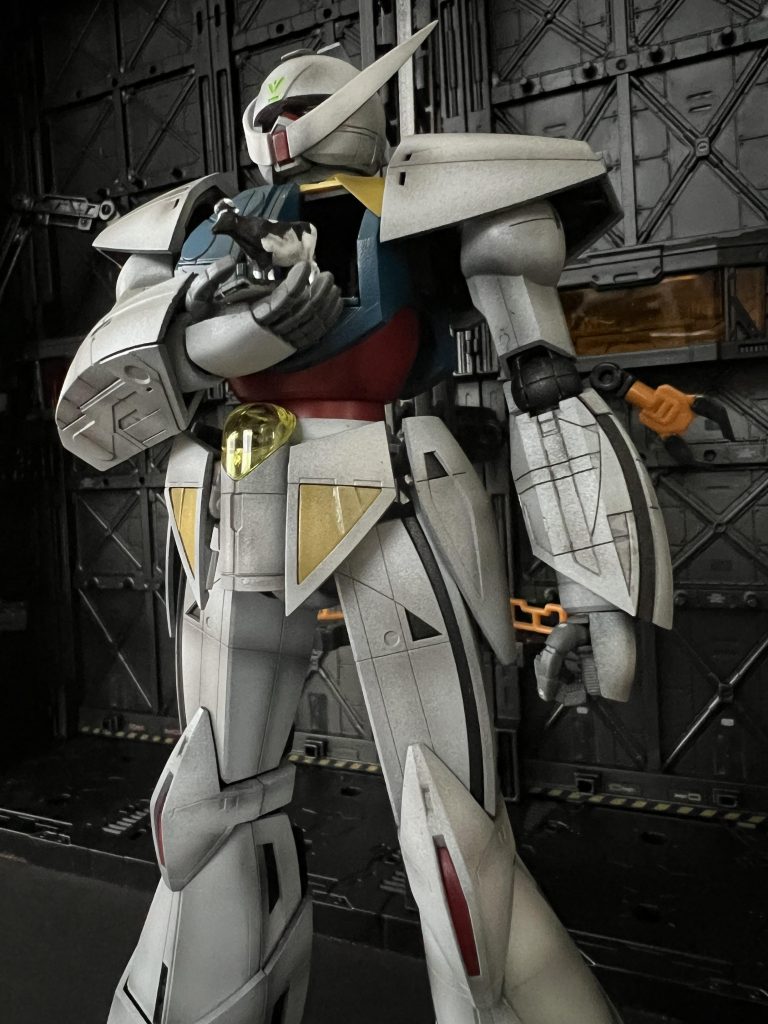 全体を通して大きな反戦のメッセージがあるんですが、異なる種族がぶつかり争いに発展するまでの丁寧な描写。月側の人間が地球に帰還する為に努力して積み重ねてきた準備、交渉、そんな物を一発の銃弾が消し去ってしまう怖さ。あと、このキットに付いている牛が出て来る回も秀逸で、何故人間同士分かり合えないのかと、主人公の感情が爆発してしまうんですね。