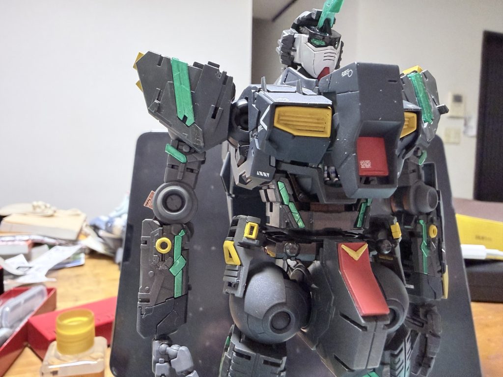 外装つけたら全く見えなくなるサイコフレームは全てメタリックグリーンなどで再塗装。いい発色ですが、完成したら全く見えません💦