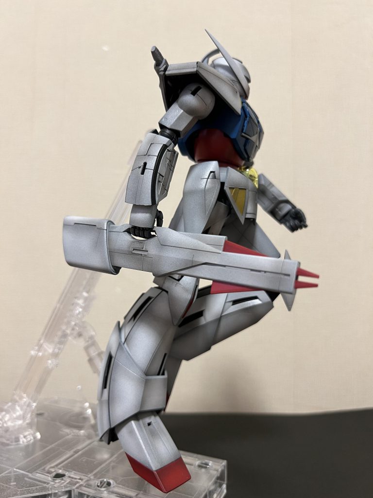 お決まりのポーズ。この脛部のカーブを再現するために、人間ではありえない関節があるんですね。見ていただきありがとうございました!