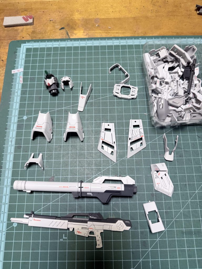 外装全部剥がして、一部再塗装した状態です。ここから、白色の装甲部分のデカールは全て削ぎ落とし、スジボリをし直した後、白色の再塗装後、再度デカールを貼ってと、無駄なことをしてたけど、リペイントした後の効果はバッチリだったので、頑張って良かったと思ってます。