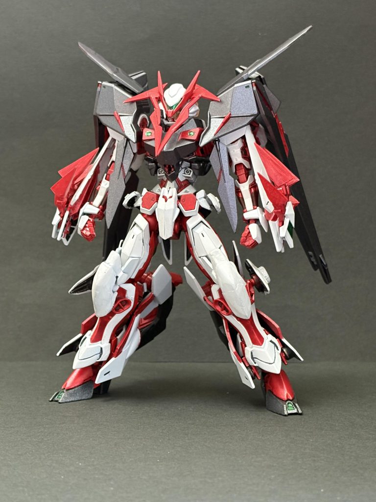 エリミネーターモード　全身ゴテゴテ。体の各部が面積のあるパーツなので存在感がすごい。精密動作用形態ではあるけど、実際の兵器として動かすなら不可能でしょうね。まあそんなことはどうでもいいでしょう。