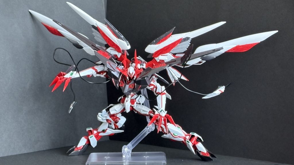 　羽全展開＆ワイヤークロー全展開。書いてる最中でももうオキシトシンとアドレナリンが湧き出てきます。いい加減まともな背景紙を買え私。どうしよう。せっかく敢えてつけなかったヘイロゥを付けたくなってきましたね。でも悪魔なのでやっぱりダメです。