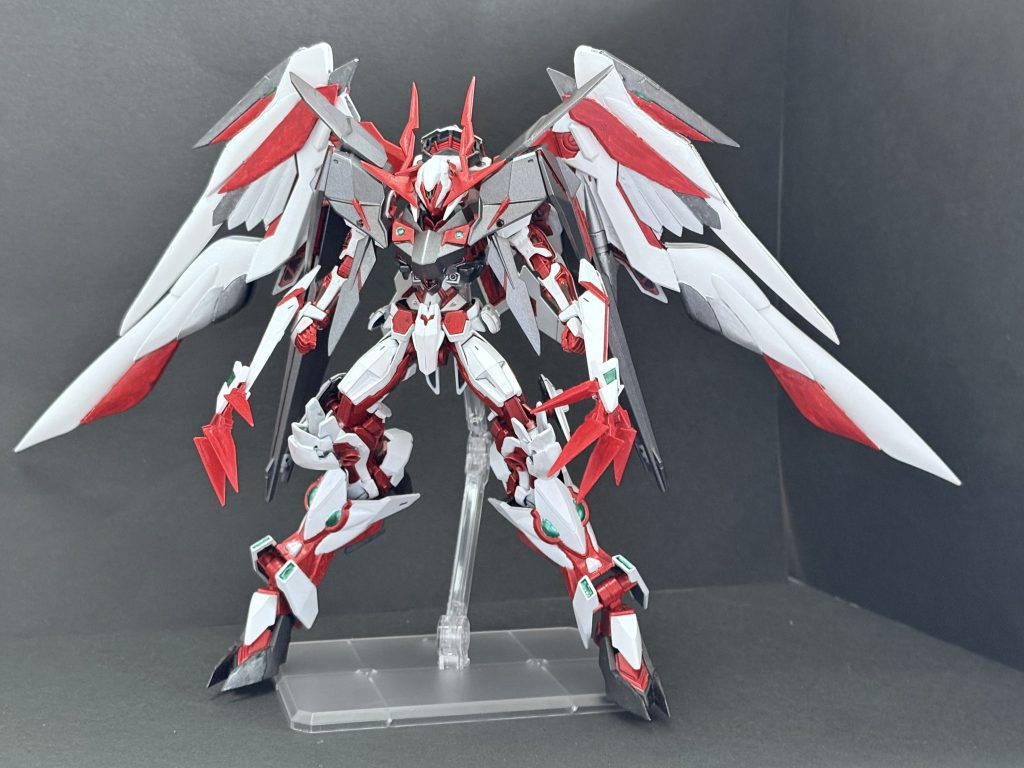 　これがやりたかったんですよ。これが。　〈ガンダムフレイキーアストレイEエクストレムスルミナスイグニス〉　馬鹿みたいなネーミングの、馬鹿みたいな積載量のゲテモノの完成です。手足長くて、翼もついていて、おまけにライフル付きローブも羽織って。さてこの過剰戦力は一体何と戦い、何を滅ぼそうというのでしょうね。