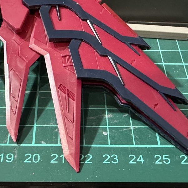 お久しぶりです。RGエピオンを製作中です、パーツ小さくて表面処理大変ですwディテール凄すぎて手を加えるところあまりないんですが、手の甲がツルッとしていたのでプラ板を貼りタガネとピンバイスでディテール追加しました。ウイングの先端を削り尖らせました。（4枚目）