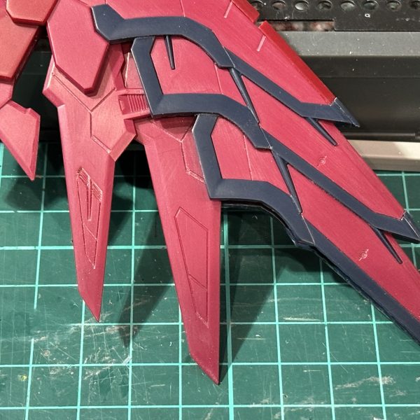 お久しぶりです。RGエピオンを製作中です、パーツ小さくて表面処理大変ですwディテール凄すぎて手を加えるところあまりないんですが、手の甲がツルッとしていたのでプラ板を貼りタガネとピンバイスでディテール追加しました。ウイングの先端を削り尖らせました。（5枚目）