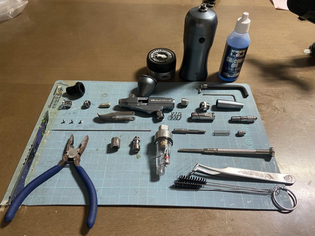 作品名：エアブラシ掃除<p>アクション映画でハンドガン分解してるあれみたい</p>
