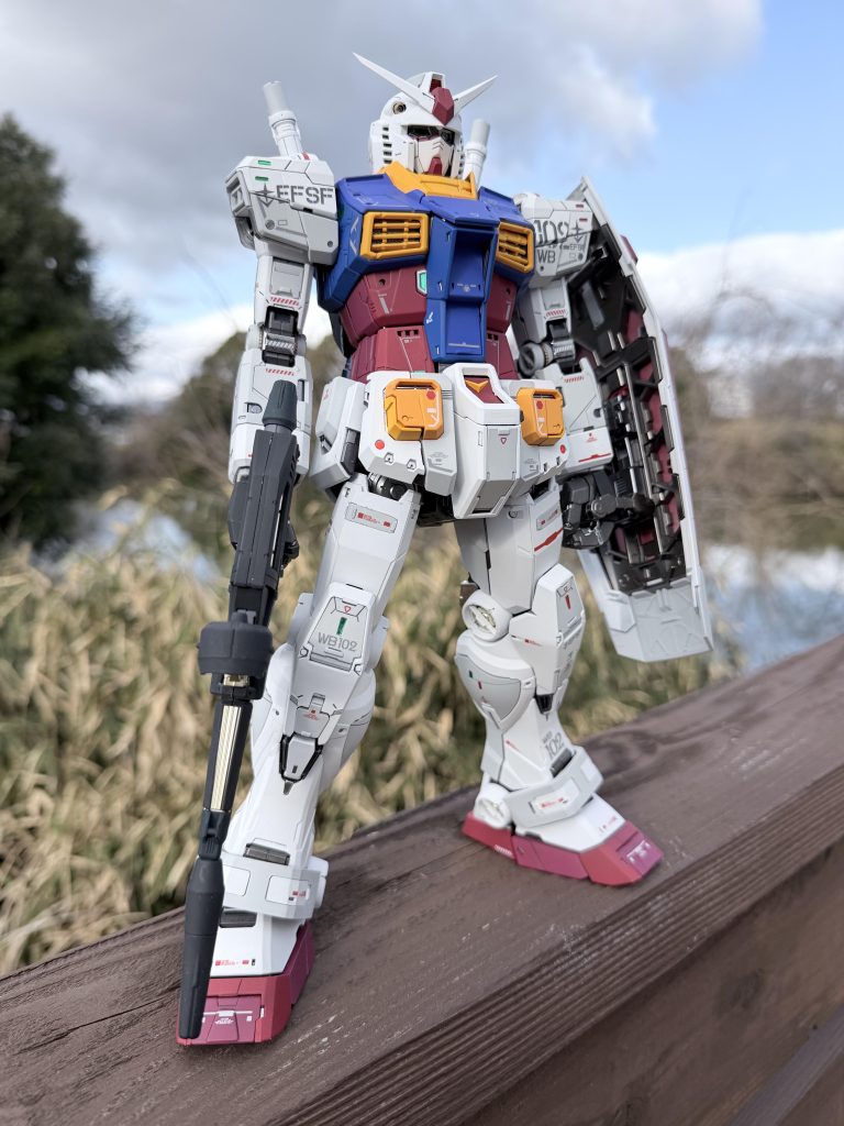 デカいので、撮影には苦労しましたが、自然光で映えるように撮影。塗装のイメージは『最初のお台場ガンダム』。確か19年前に息子とお台場ガンダムを見に行った際の衝撃は凄まじく、当時の塗装をなんとか再現できないかと思いつつ、色んな資料や撮影した当時の画像を基にリペイント。イメージ通りの仕上がりになってますので、大満足です。