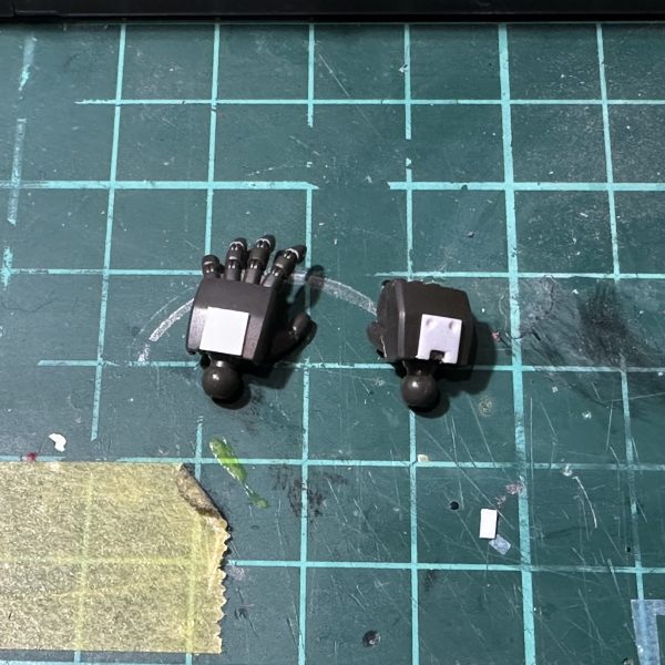 お久しぶりです。RGエピオンを製作中です、パーツ小さくて表面処理大変ですwディテール凄すぎて手を加えるところあまりないんですが、手の甲がツルッとしていたのでプラ板を貼りタガネとピンバイスでディテール追加しました。ウイングの先端を削り尖らせました。（2枚目）