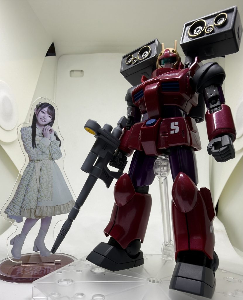 ・鈴木華凜さん【筋トレと声量】筋トレ好きのパワフルボイス持ち。上腕をビルドアップし、キャノン砲をスピーカーに換装。ボールデンアームズのミサイルランチャーとバーニアパーツを組み合わせました。・使用カラーステラワインレッド&ステラビザンティウム