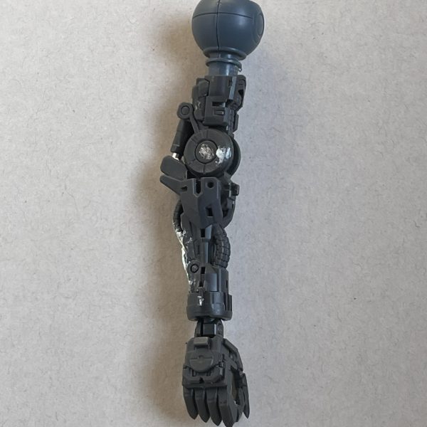 お疲れ様です。ガンダムマークⅤの改造の続きになります。胸はフレームにナイチンゲールの腹部フレーム。これがちょうど良かった！！全体的に小さくしました。まだ後ろ側はできてないんですよね、、腕はフレームだけですがバルバトスのを使っています。（3枚目）