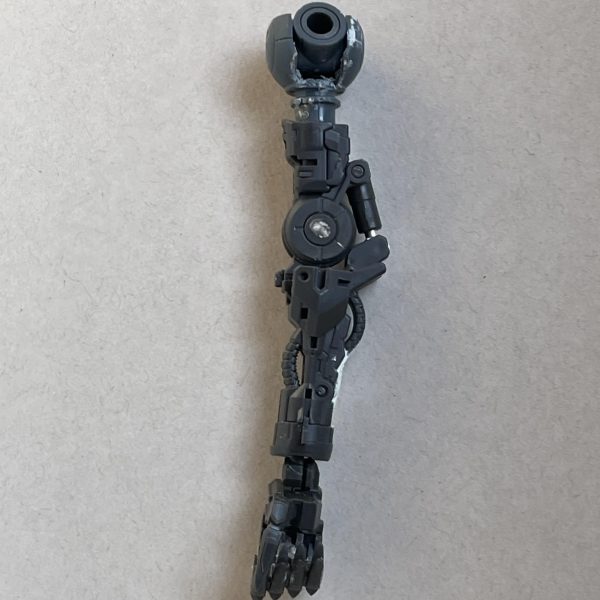 お疲れ様です。ガンダムマークⅤの改造の続きになります。胸はフレームにナイチンゲールの腹部フレーム。これがちょうど良かった！！全体的に小さくしました。まだ後ろ側はできてないんですよね、、腕はフレームだけですがバルバトスのを使っています。（2枚目）