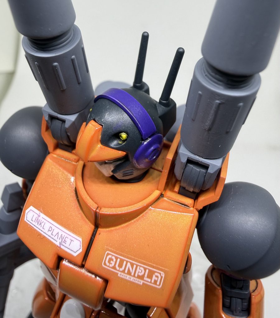 細切りプラ板でアームを作り、耳の部分を丸く彫ってからマイナスモールドを段落ちで取り付けました。