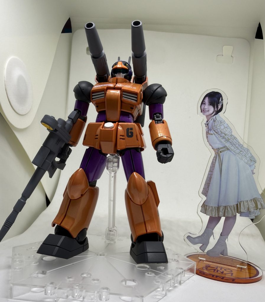 ・佐藤咲菜さん【ヘッドホン装着】センター歌唱曲のアニメミュージックビデオから、劇中に登場する紫色のヘッドホンを装備。・使用カラーステラオレンジ&ステラパープル