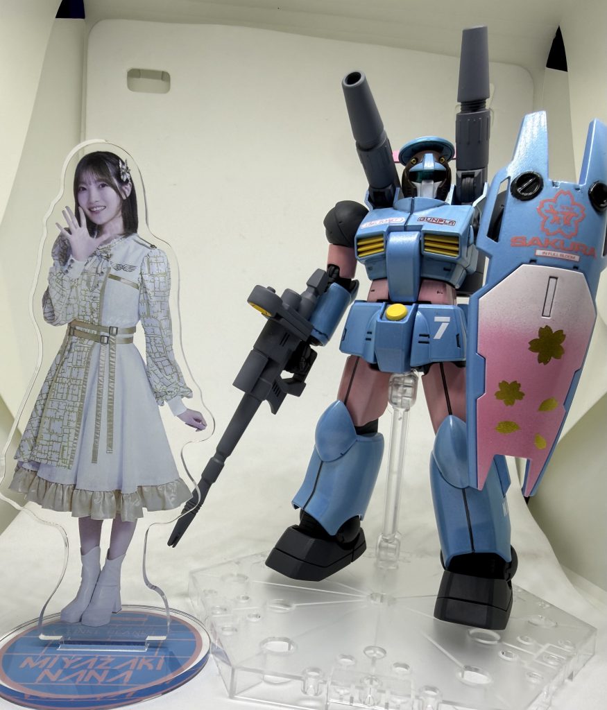 ・宮﨑奈々さん【ベレー帽と桜シールド】前回同様、トレードマークのベレー帽風にレドームを装着。シールドはリーダーとしてグループを支えているイメージと、桜のマーキングはセンター歌唱曲のタイトルから採用。・使用カラーステラスカイブルー&ステラピンク