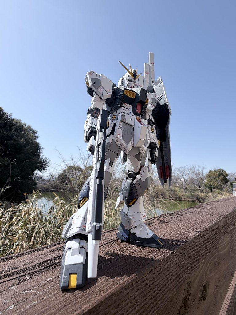 目立ちませんが、自然光に映し出されたνガンダムはお気に入りです。