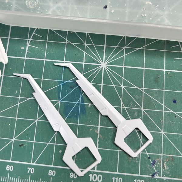 久しぶりにガンプラ作ってます。プラ板使ってシャープ化してみました。（5枚目）