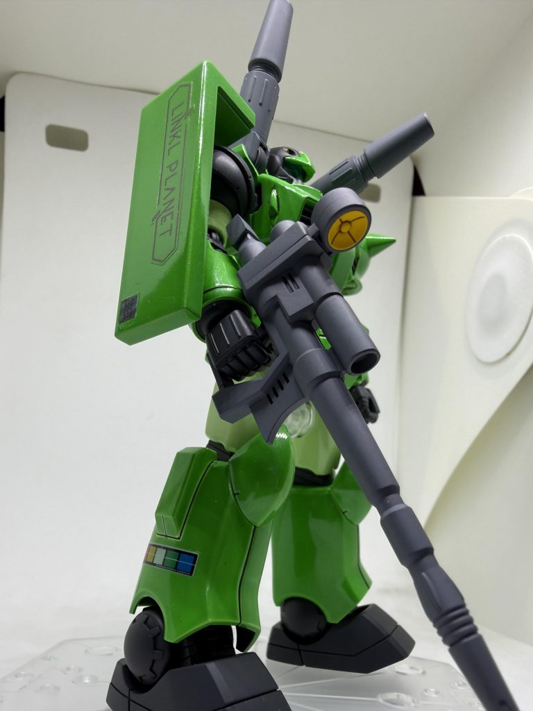 全機体の右脚にあるマーキングは、曲の歌詞にもある「BHC(BANDAI HOBBY CENTER)」を使用しました。