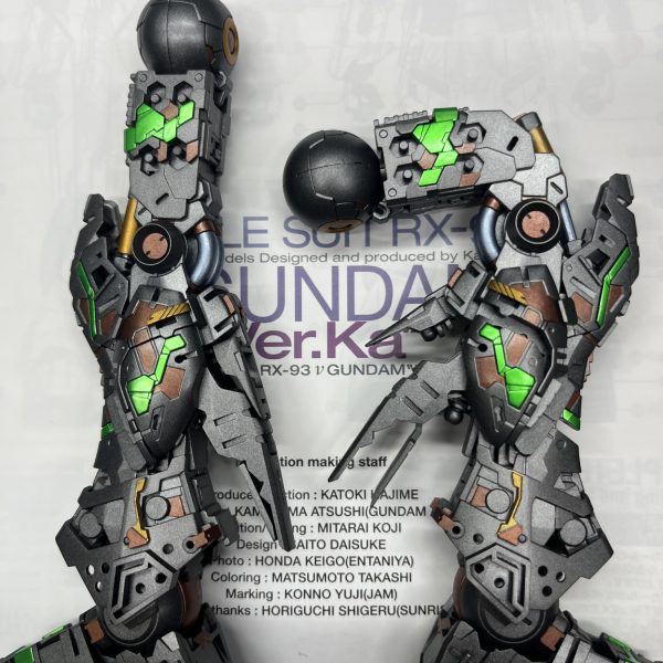 これは結構うまくいったのでは？サイコフレームが映える色合いになって良かった問題は装甲はまだ処理中なのよね…（5枚目）