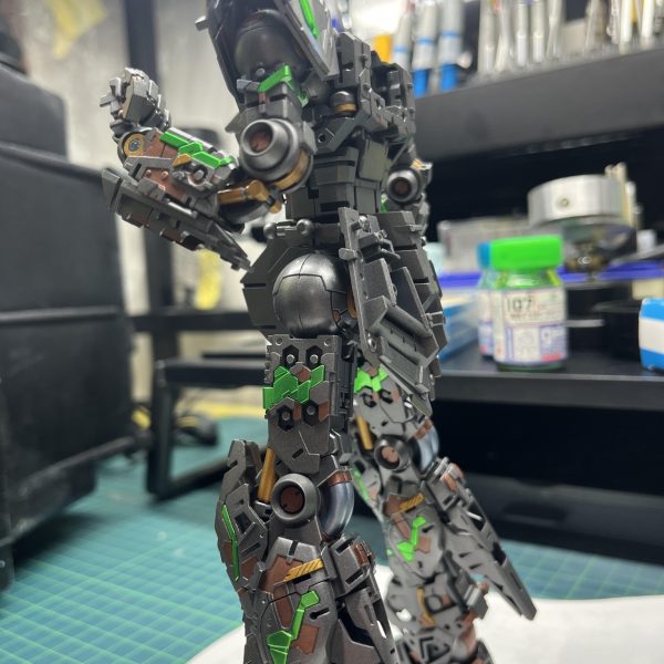 これは結構うまくいったのでは？サイコフレームが映える色合いになって良かった問題は装甲はまだ処理中なのよね…（2枚目）