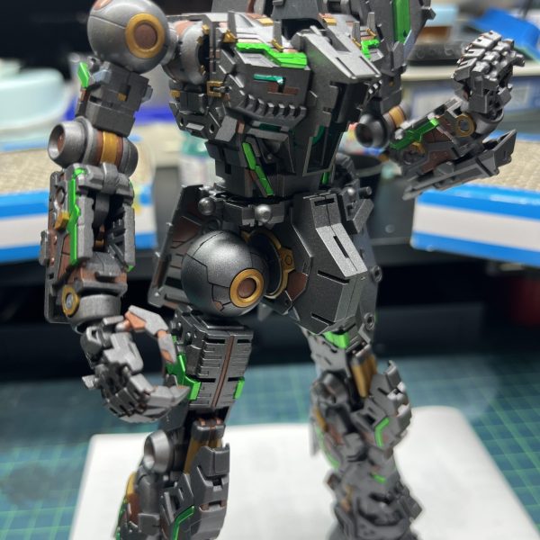 これは結構うまくいったのでは？サイコフレームが映える色合いになって良かった問題は装甲はまだ処理中なのよね…（6枚目）