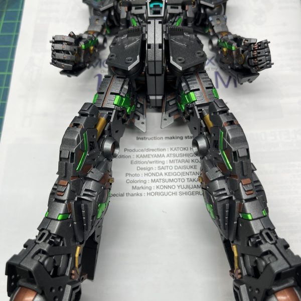 これは結構うまくいったのでは？サイコフレームが映える色合いになって良かった問題は装甲はまだ処理中なのよね…（3枚目）