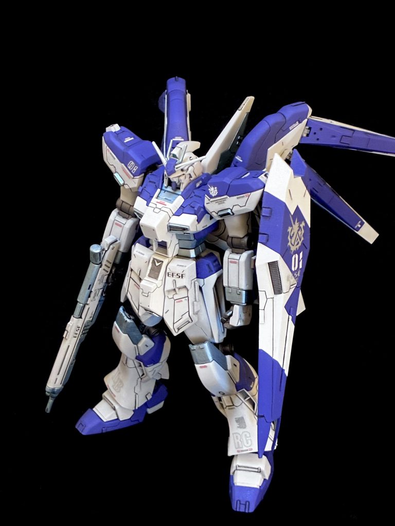 Hi-νガンダムの青には色々な解釈があると承知していますが、今回はタミヤのブルーバイオレットとという所謂青紫寄りの色を使用。