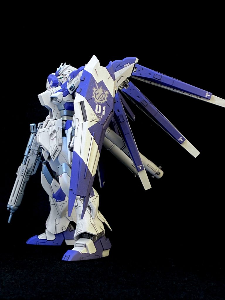 主な改修箇所は下記の通り頭部: アンテナ角度変更、側面ダクト小型化、カメラアイ・マスク位置変更胸部: 中央を前方に延長、脇の青色パーツを削り込み腰部: 腹部への接続軸を前傾化、股関節を前方・下方に位置変更と幅増し肩部: 肩アーマーを延長脚部: 膝関節の反り方向への可動範囲拡大、腿・膝・ふくらはぎを幅増し、裾前面の反り角度を緩和、足の甲を低く加工、足首幅短縮