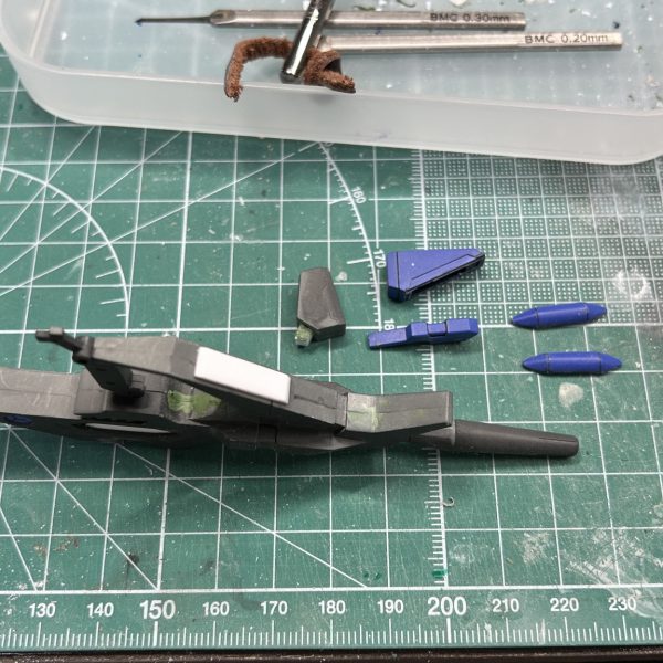 久しぶりにガンプラ作ってます。プラ板使ってシャープ化してみました。（2枚目）