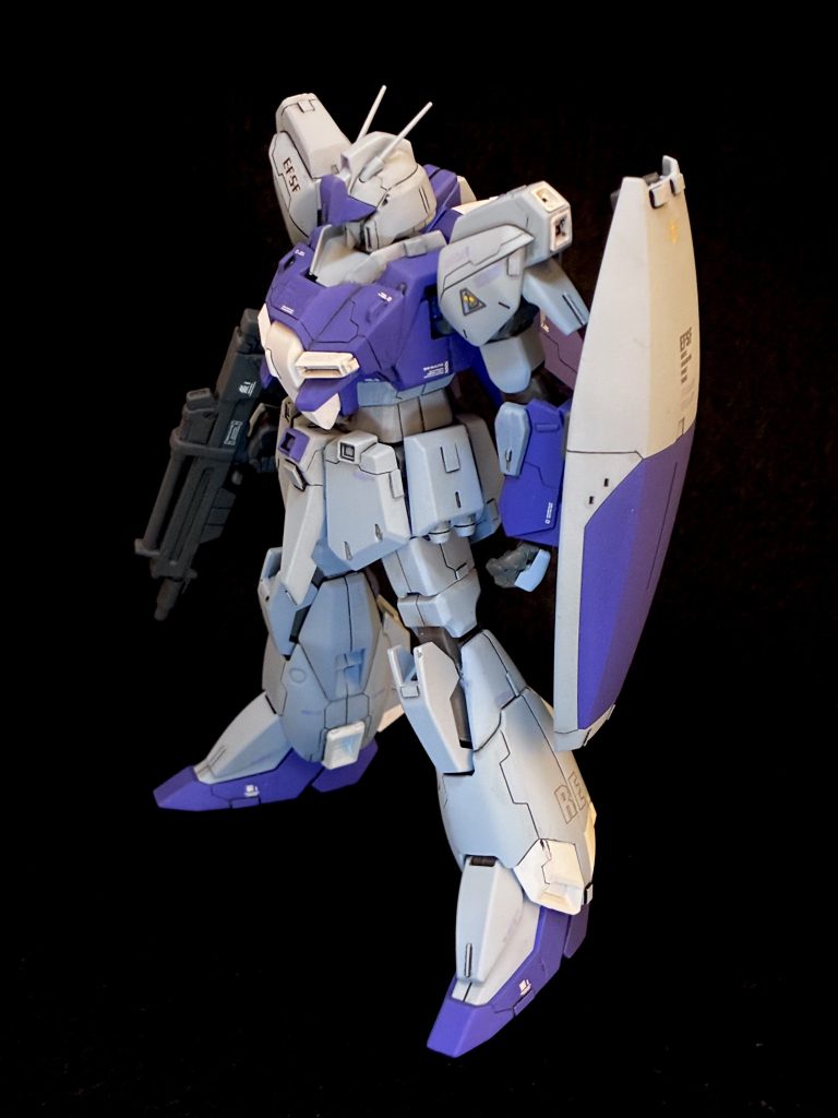 リ・ガズィ、ゼータプラスともにサイズ感を合わせるためいくつかの加工を行いました。頭部: 頬当て部分の下端を短縮、マスクの顎部分を削り込み腹部: 下端を延長腕部: 前腕を中央付近で縦方向に延長