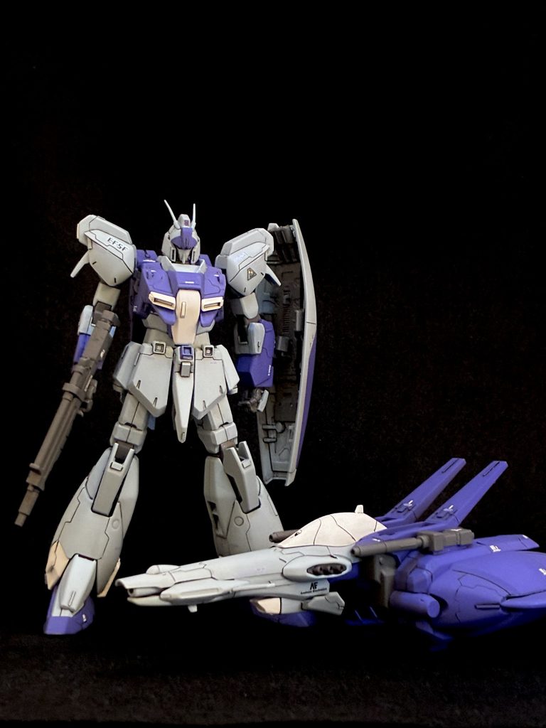 リ・ガズィをベースに、マスク、胸部前面、前腕、腿の下半分から下の脚部をゼータプラスのパーツに置き換えました。バックウェポンシステムは、機首の下半分と翼にゼータプラスの部品を組み込んでいます。