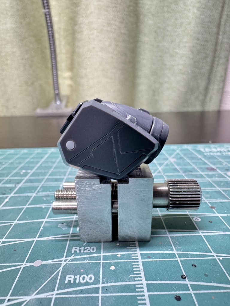 肩新規モールドの追加凹部分は形状がだれている感じがしたので、穴をあけてプラ棒を差し込んで形状を変更