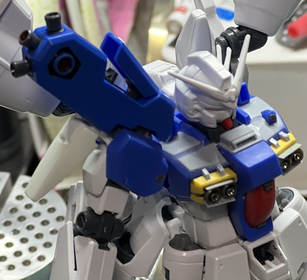 製作中はこんな感じです。最初はフルバーニアンの肩をスクラッチしないといけないかと悩みましたが、たまたまMGフルバーニアンが手元にあって助かりました。