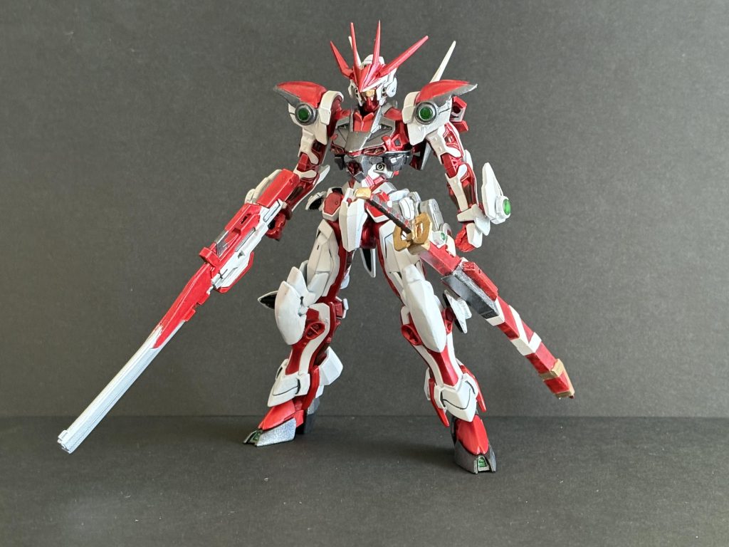 ロードの形状は一目惚れしたのでまず紅白にしてバックパックつけますよね。でついでに格闘スタイルにするために膝に装甲追加して、肩も盛って、腕にパーツを移動、角も前側に集中させますね。後は各部にレンズを盛って完成です。ついでに手はビルドナックルズ角の手の甲を五角形に加工して使ってます。拳が変わるだけで結構印象変わる。