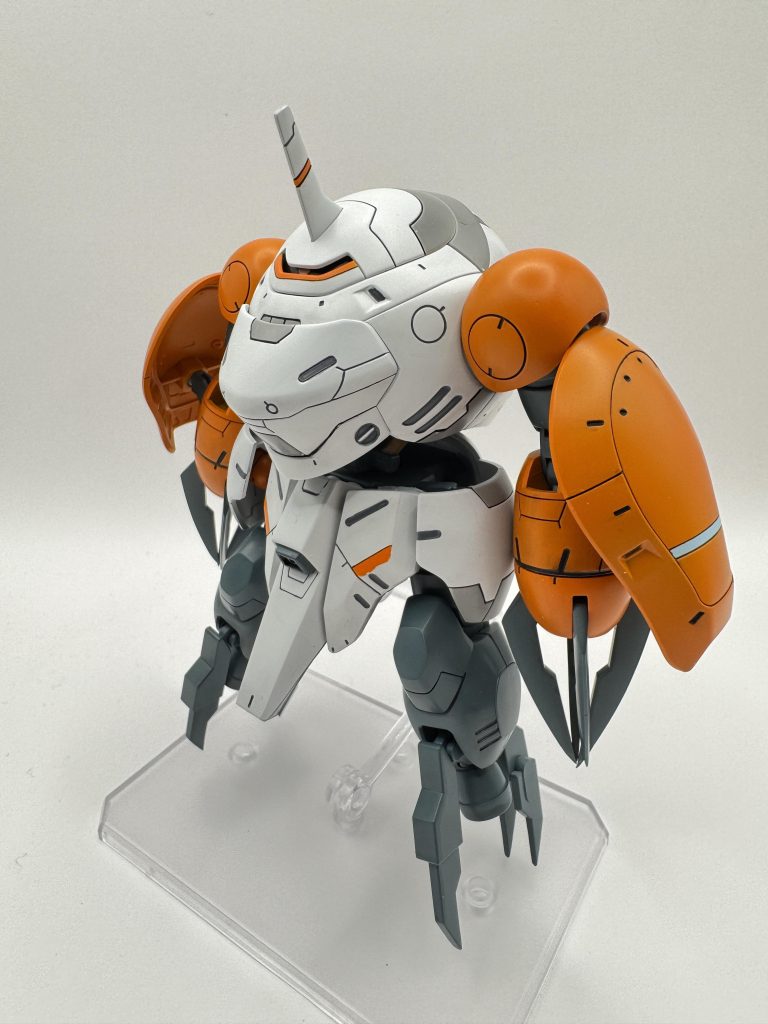 斜めから特に目立った加工はしていませんが、腕部・脚部の爪の先鋭化・合わせ目の処理のみ