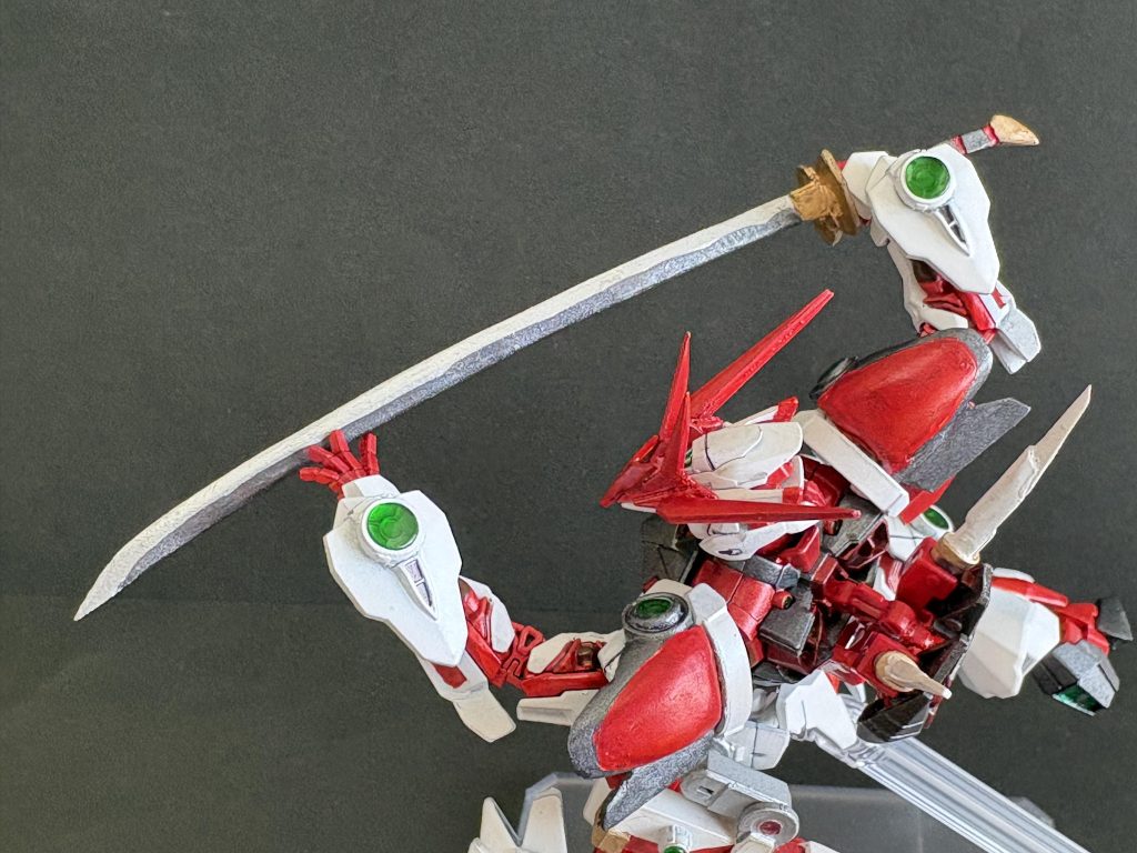 ショウジョウヒ(猩々緋)フルスクラッチ(接続パーツを除いて)した刀と鞘です。ちょうどいい刃幅と長さの刀がなかったので作りました。鍔は海鼠透を参考にしました。実は刀作ってから鞘作っているので鞘がめちゃくちゃデカくなってます。その分インパクトある見た目になったのは幸いでしょう。