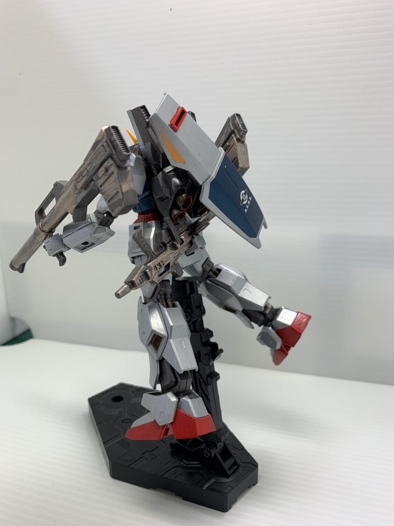 背中にはシールドとライフル。