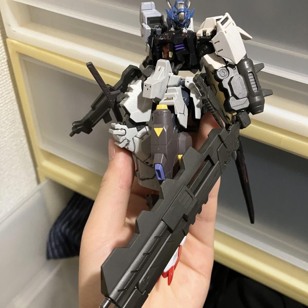 鉄血の機体がどの機体もかっこよすぎて一番が決められなかったので全部合体させました。素体がアスタロトなので左右非対称を意識しましたのがポイントです。実はしれっとルブリス・アノクタの頭部を使っています、鉄血っぽいからねしょうがないね名前は鉄血世界のガンダムの名前の由来である悪魔七十二柱を統べる魔術王ソロモンから取りました（ゲーティアにするか結構迷った）塗装したらまた投稿したいと思いまふ&nbsp;（5枚目）