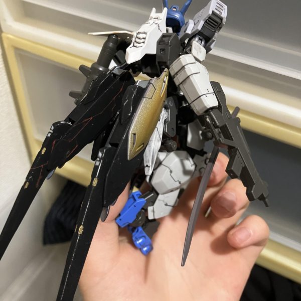 鉄血の機体がどの機体もかっこよすぎて一番が決められなかったので全部合体させました。素体がアスタロトなので左右非対称を意識しましたのがポイントです。実はしれっとルブリス・アノクタの頭部を使っています、鉄血っぽいからねしょうがないね名前は鉄血世界のガンダムの名前の由来である悪魔七十二柱を統べる魔術王ソロモンから取りました（ゲーティアにするか結構迷った）塗装したらまた投稿したいと思いまふ&nbsp;（4枚目）