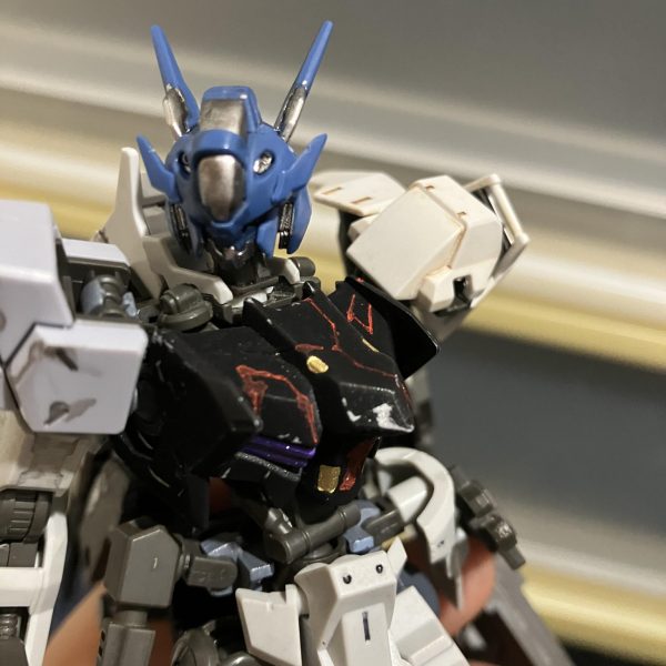 鉄血の機体がどの機体もかっこよすぎて一番が決められなかったので全部合体させました。素体がアスタロトなので左右非対称を意識しましたのがポイントです。実はしれっとルブリス・アノクタの頭部を使っています、鉄血っぽいからねしょうがないね名前は鉄血世界のガンダムの名前の由来である悪魔七十二柱を統べる魔術王ソロモンから取りました（ゲーティアにするか結構迷った）塗装したらまた投稿したいと思いまふ&nbsp;（2枚目）