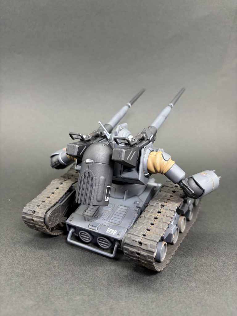 キャタピラに軽く汚しを入れてみました。