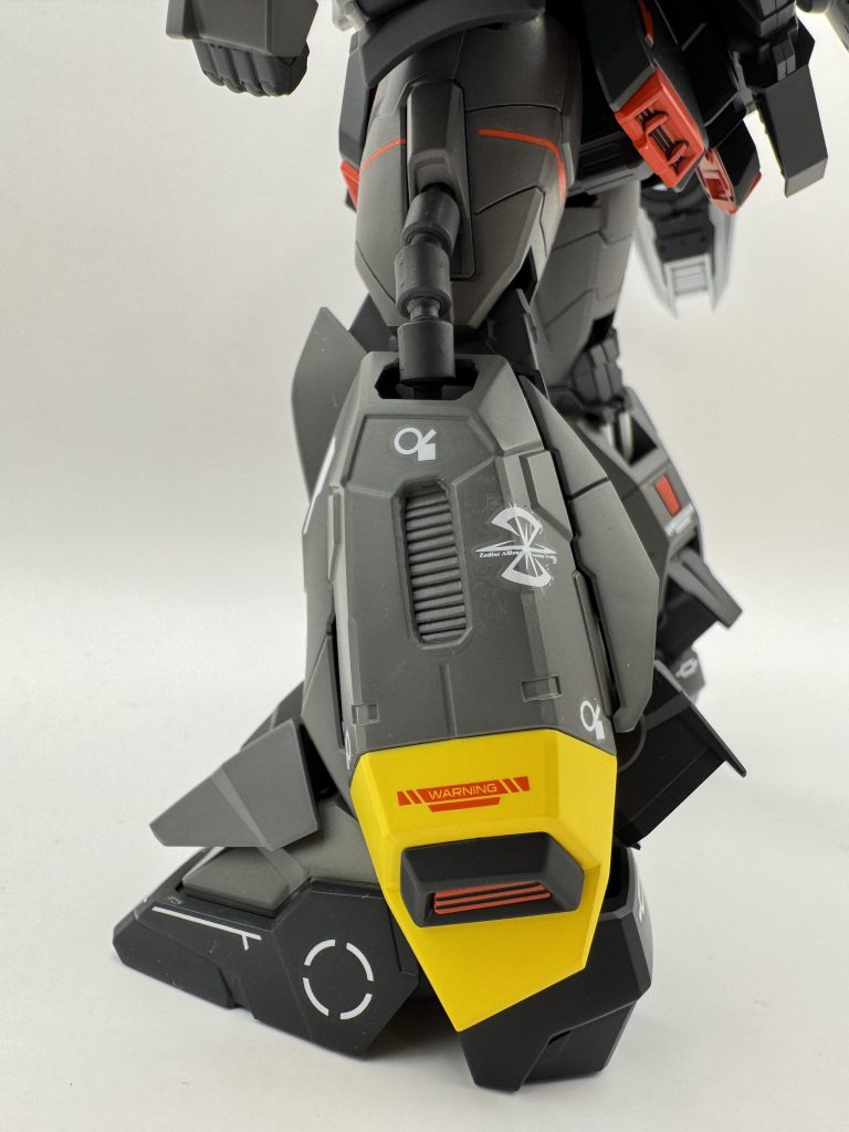 足凹部分にダクトのモールドを追加