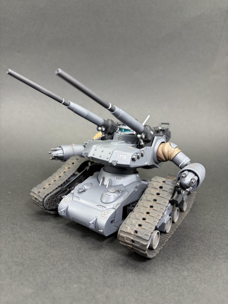 パーツが少なく、合わせ目も肩くらいしかなく楽なキットでした。