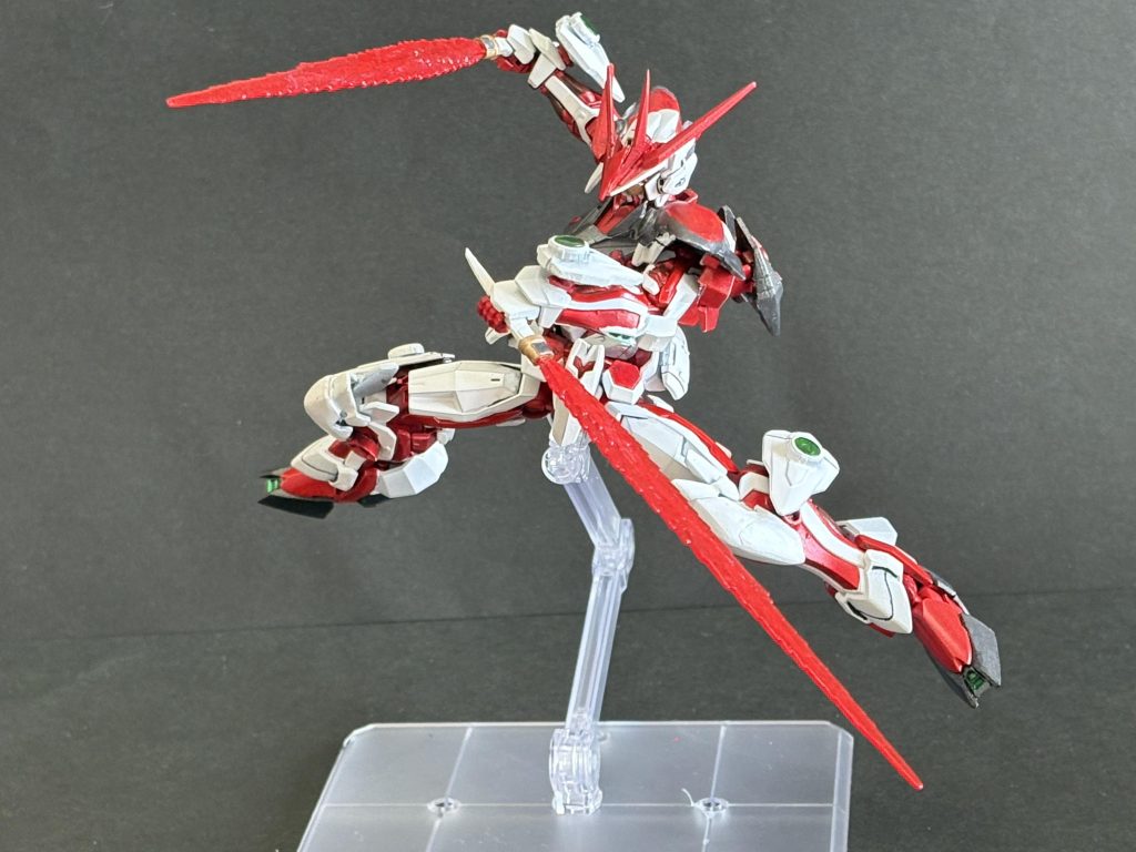ビームサーベルも真っ赤に。一時期はHGでも主流だったギザギザエフェクトくんに戻ってきてほしい。
