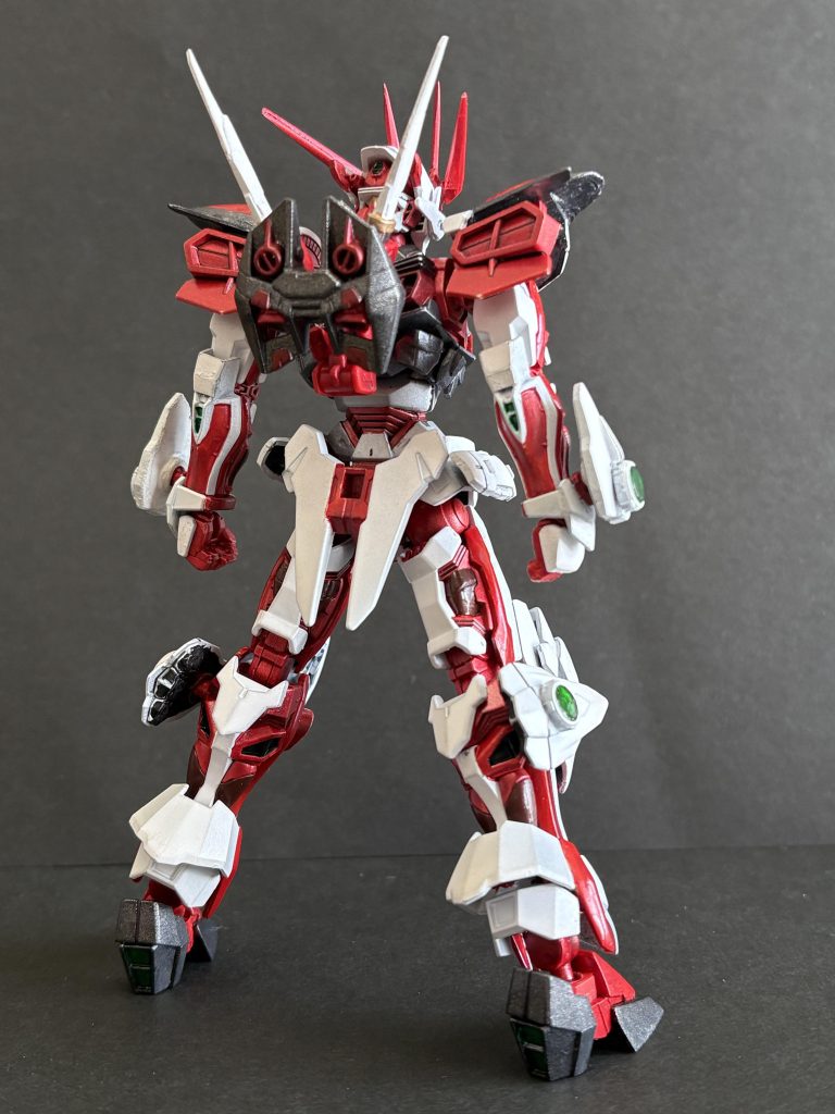 背中はアストレイのC字ジョイントごと移植してます。赤ベースに白い塊がつくと、筋肉とそれをつなぐ筋や隙間から見える骨みたいですね(?)。