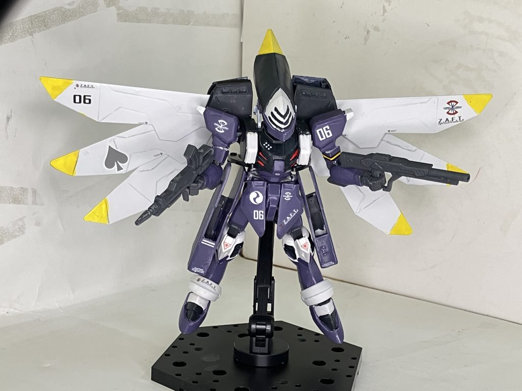 武器はHGジンやEGストライクのものから拝借しました。ヘッドギアは差し替えで被せることができます。