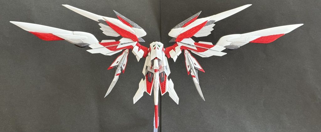 アメノカナトミ(天加奈止美命)は天日鷲神の別名であり、一説では八咫烏と同一視されている存在です。この大きな翼が人々を導く光となること祈ってつけた………………なーんて仰々しい設定で楽しんでます。