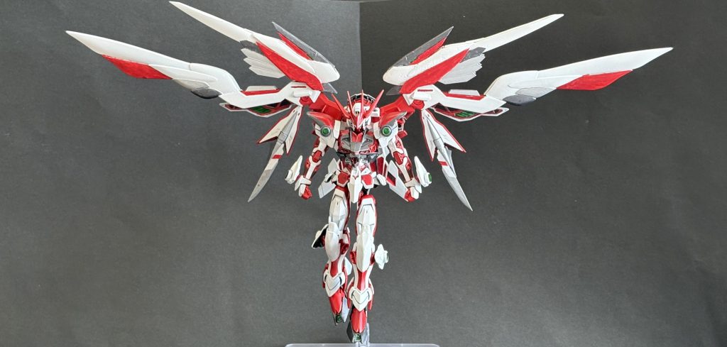 広げるとかなり様になる気がする。ていうかRGってディテール多くて、塗り分けするの大変だけどかなり楽しいのですよね。そしてこの塗り分け次第で結構イメージを変えられる気がする。やっぱ翼はデカくないと。HGCEは全部バックパックが大型化されててありがたい。