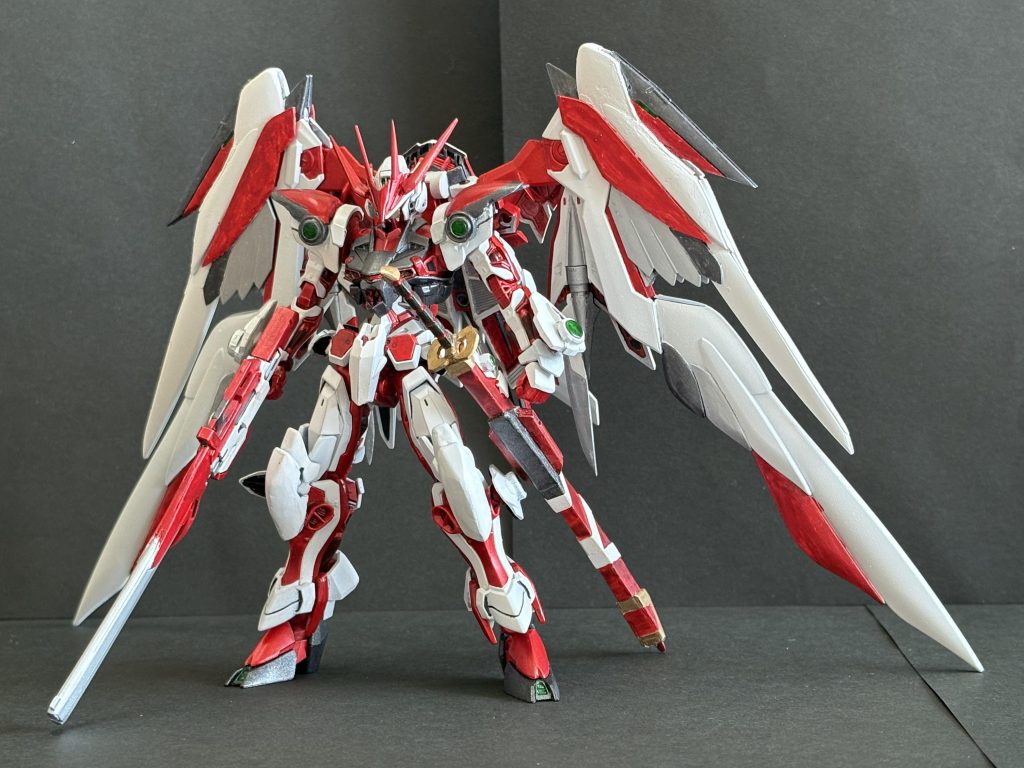 装備すると〈ガンダムフレイキーアストレイEルミナス〉に変化し、エネルギーを循環させ半永久的稼働が可能になる…………という設定です。結構なサイズ感なのでいい感じに映えてくれるのありがたい。元々八咫烏モチーフで考えていたんですが、どちらかというと大天使とかに近いイメージになってるかも。尚当然自立性は皆無なので翼で支えています。