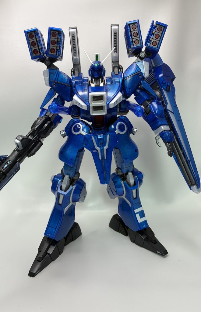 大型ビームサーベルは組み上げ後の分解が怖くて、外からクリアブルーを吹いただけに😓