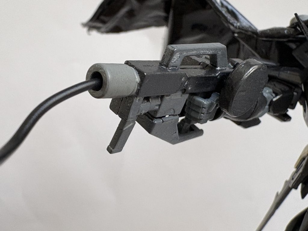 グラップルガン 先端にクローのついたワイヤーを射出、巻き取りが可能なフックガン。相手の拘束や、ビル街や小惑星帯でのアクロバット、緊急離脱など多岐に渡って使用できる万能装備。急造品なのでサイズがやや大きいが構造の信頼性は高い。 やっぱ蝙蝠男といえばコレでしょ②。劇中でも結構活躍してたので絶対つけようと思ってました。